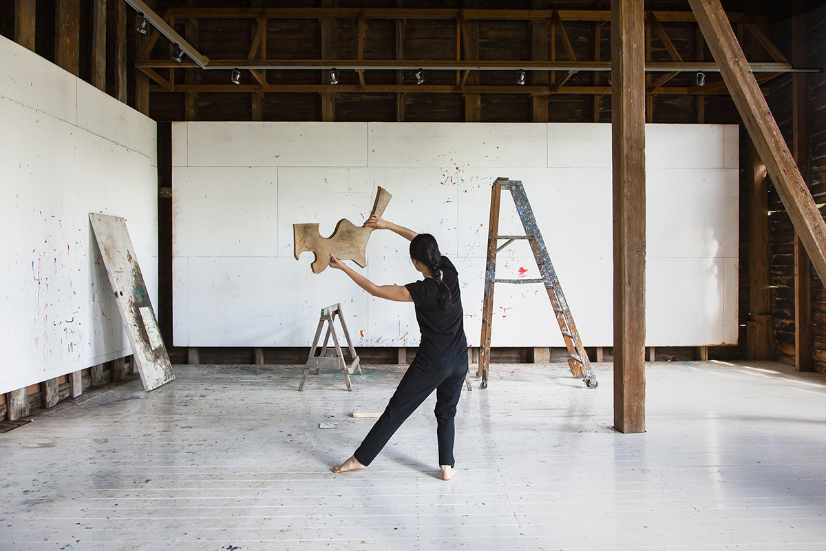 This performance was made in the former studio of the late American painter Elizabeth Murray. Using my body as a medium through which to channel and revive Murray’s studio space, I gradually developed a choreography of actions and movements repeated as a daily ritual.