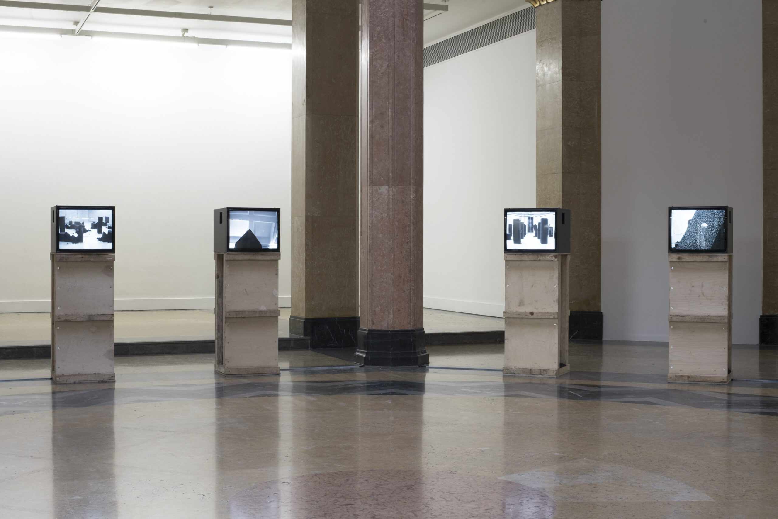 ANTES E DEPOIS DE ANTES, 2017 ASPHALT, WOOD, REAL-TIME VIDEO CIRCUIT, 15-CHANNEL VIDEO INSTALLATION, VIDEO LOOP DIMENSIONS VARIABLE VIDEO STILL FROM THE INSTALLATION, ‘ANTES E DEPOIS DE ANTES' CULTURGEST PORTO VIDEO STILL — HENRIQUE PAVÃO