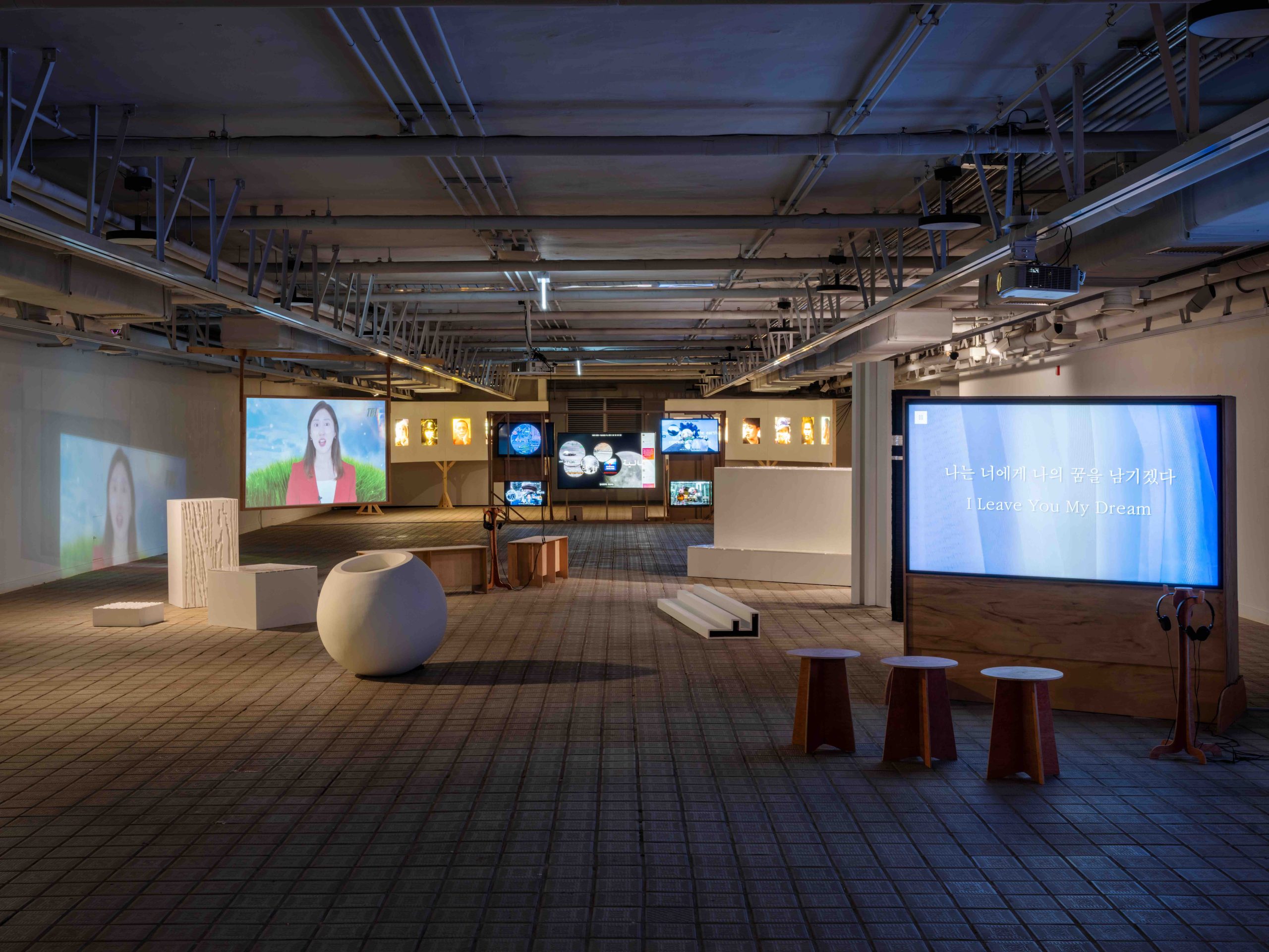 Installation view of the exhibition "Zoom Back Camera"(2019, SeMA Bunker, Seoul) Courtesy of the artists Heeuk Kim, Youngzoo Im, Jiryang Cha, Jinhwon Hong. Photo by Jinhwon Hong, Kideok Park.