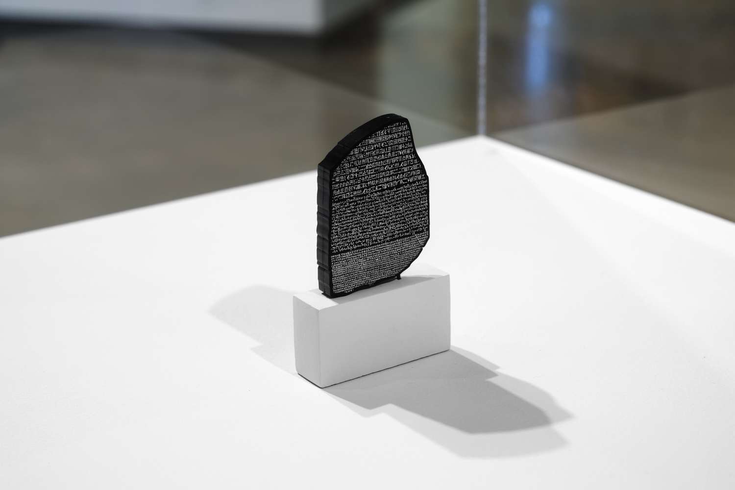 Photo of a USB key in the shape of the Rosetta Stone, on a miniature plinth