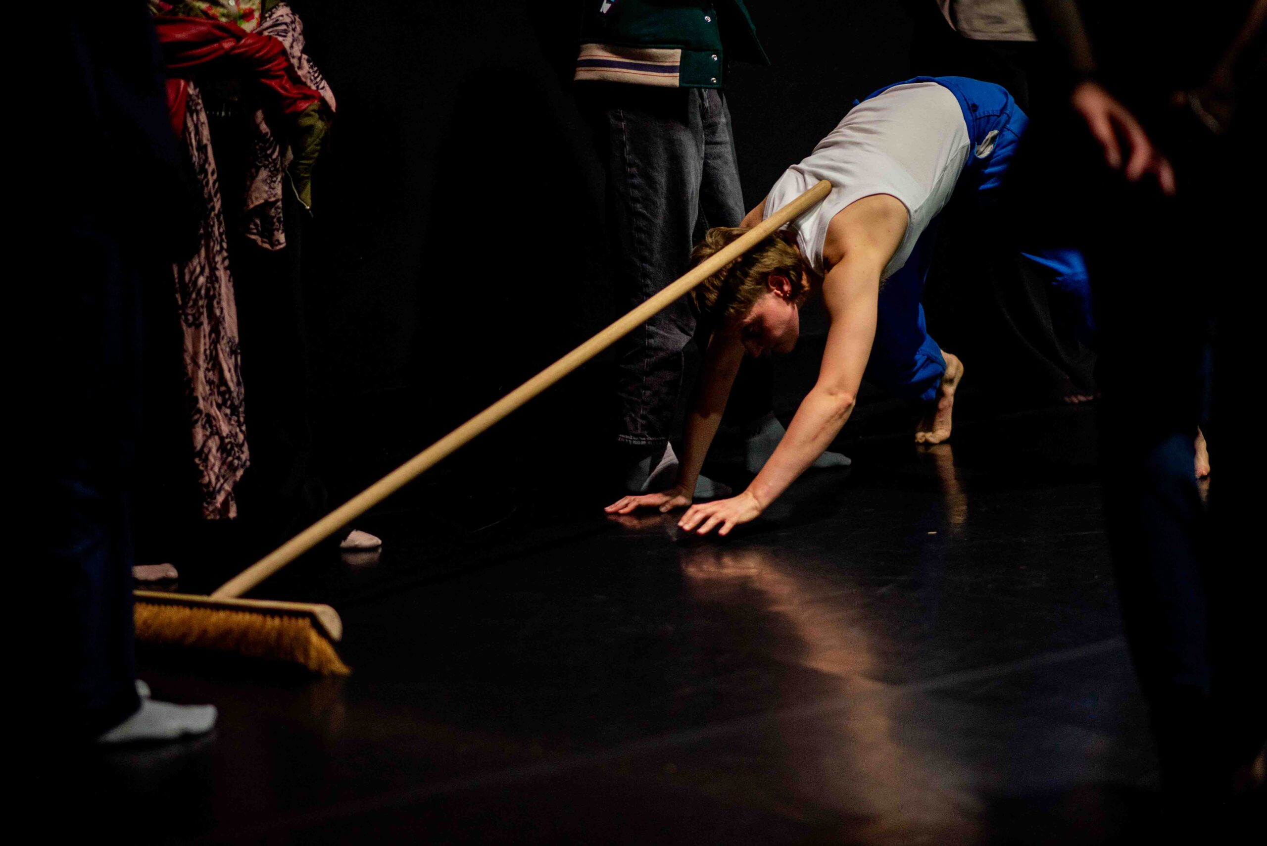 Clio Van Aerde, "Work It" – Poetics of Bodies at Work, performance. Photo by Léa Junet